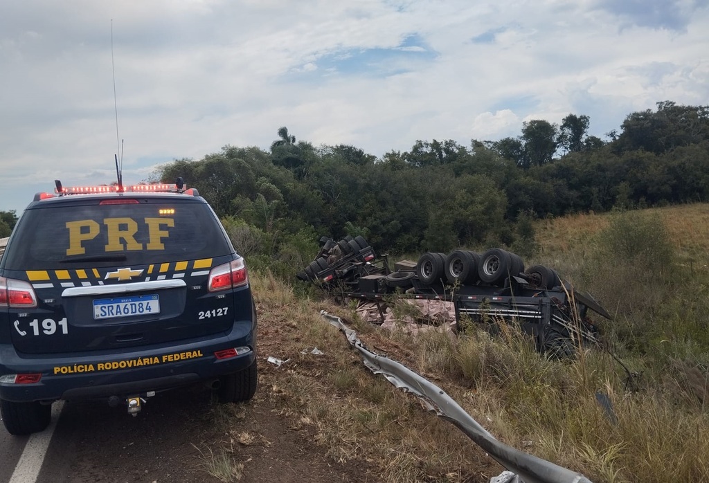 título imagem Motorista sai da pista com caminhão na BR-287 em São Vicente do Sul