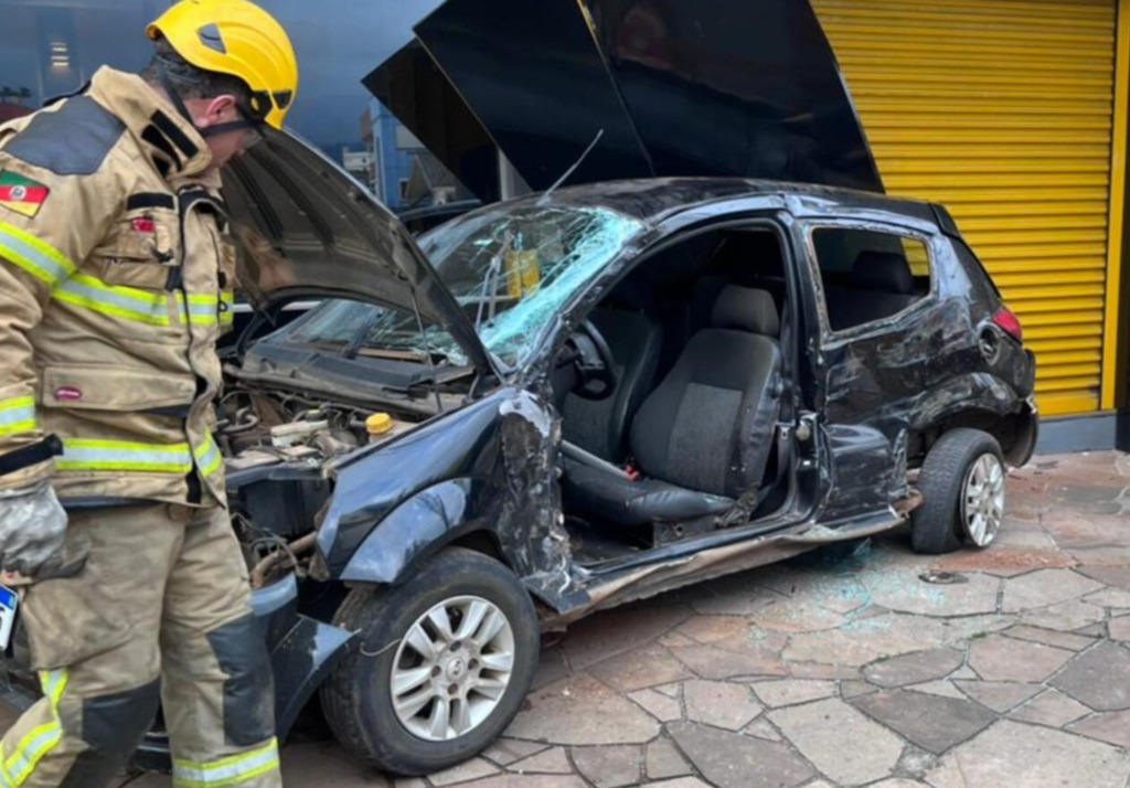 Acidente no centro de Santa Maria: ônibus precisou ser substituído e duas pessoas do carro ficaram feridas