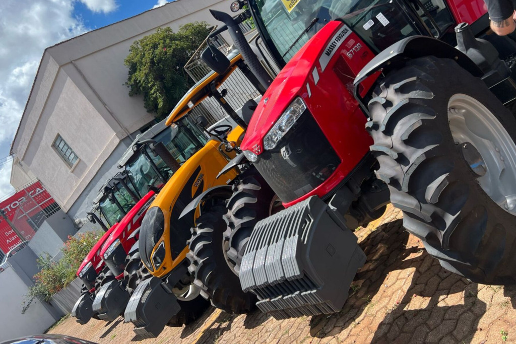 título imagem Polícia apreende tratores que estavam sendo vendidos como novos após passarem por enchentes