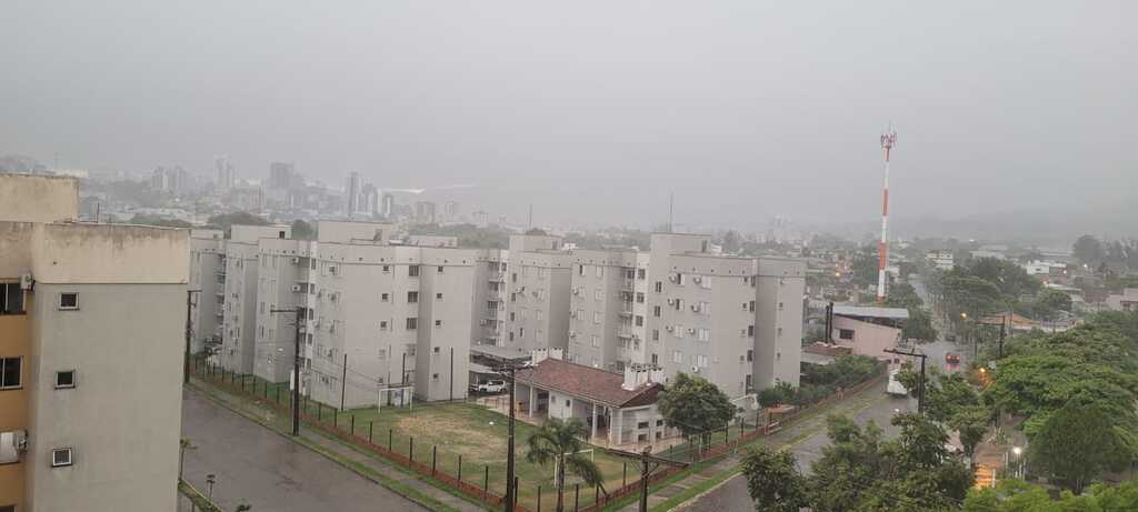 Com fortes pancadas e rajadas de vento, chuva chega a Santa Maria; confira os acumulados