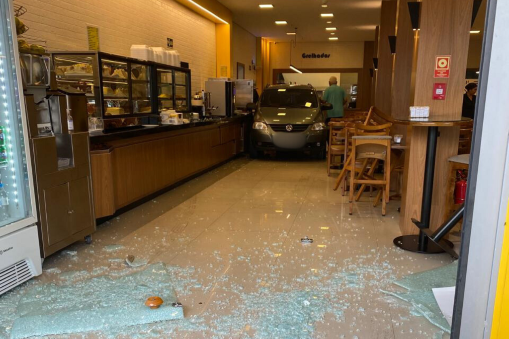 título imagem Motorista perde o controle de carro e invade restaurante no centro de Santa Maria