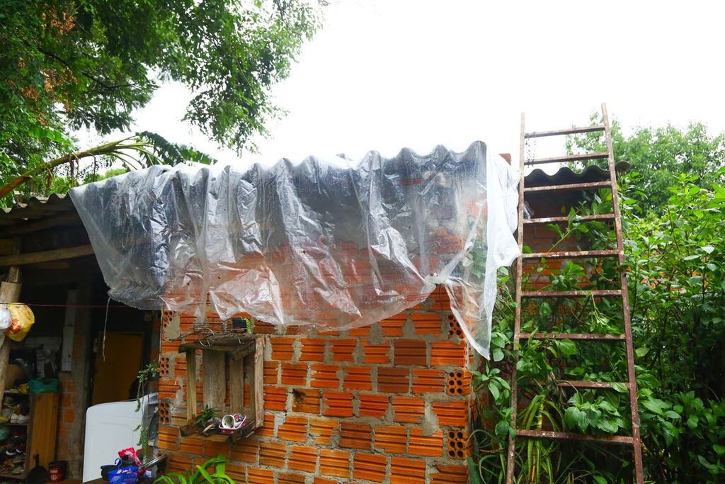 título imagem Família que teve casa atingida por queda de árvore em Santa Maria recebe novas telhas
