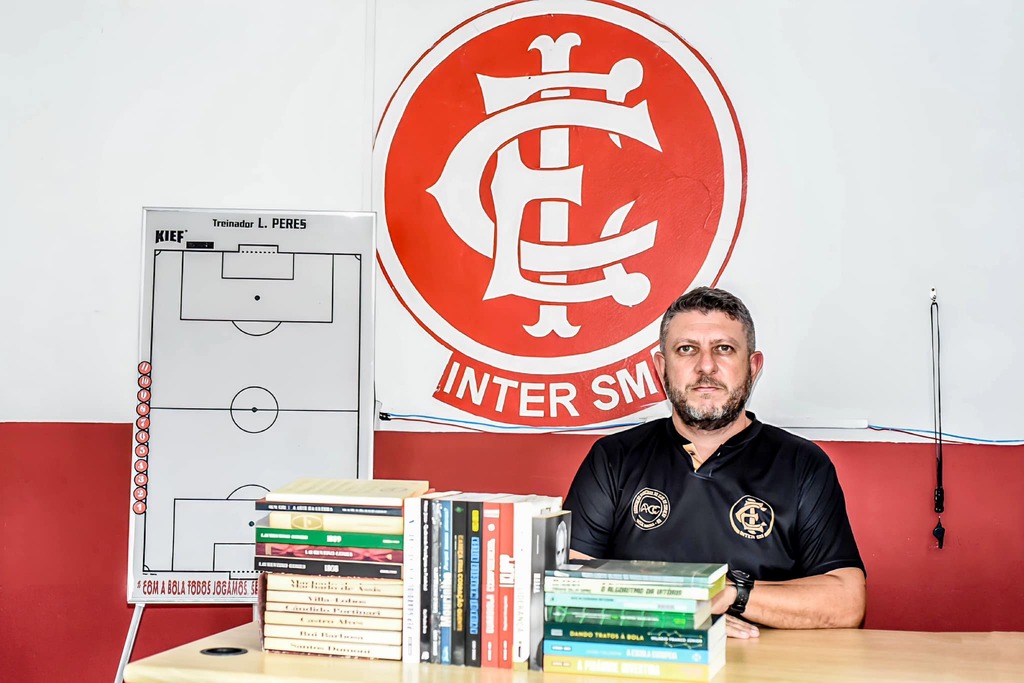 Foto: Renata Medina (Inter-SM) - Técnico da equipe sub-17 do Inter-SM, Luiz Peres, incentiva leitura para atletas das categorias de base do Alvirrubro