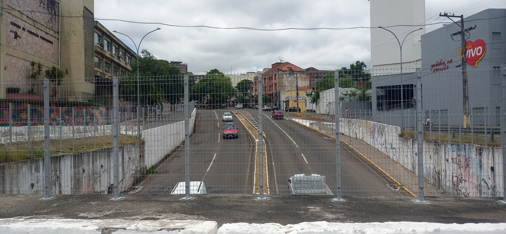 título imagem Prefeitura de Santa Maria instala grades de proteção no viaduto da Gare