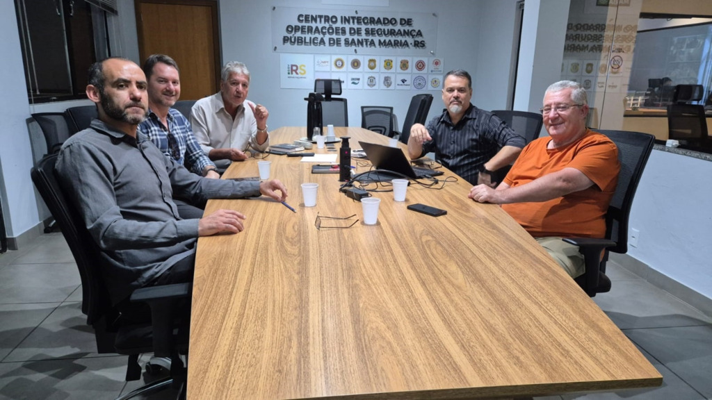 Foto: Divulgação - Gilberto Cremonese (à dir.), do Sindigêneros, apresentou proposta nesta quinta-feira ao secretário Getúlio de Vargas (de branco) e ao superintendente do Ciosp, Sandro Nunes (2º à dir.)