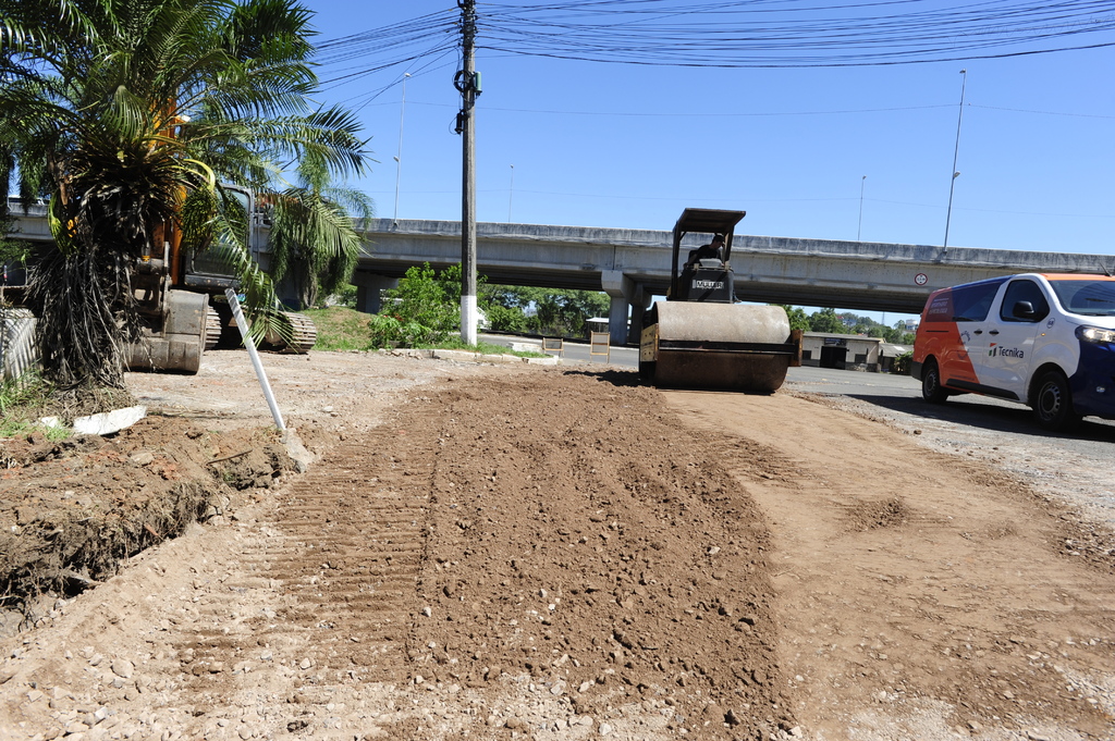 Prefeitura começa a colocar nova camada de asfalto na avenida do Parque Industrial de Santa Maria