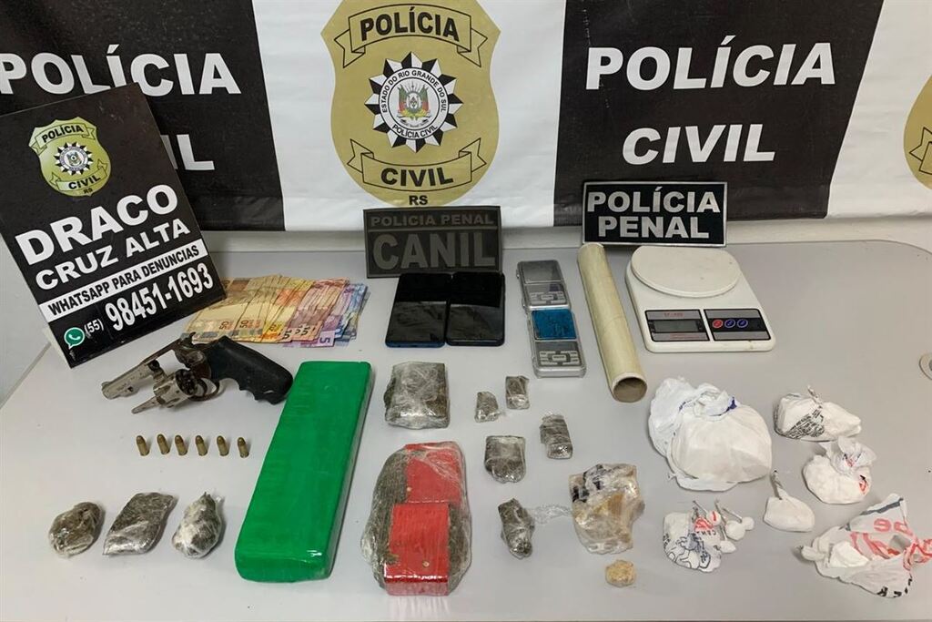 Casal é preso por tráfico de drogas e posse de arma em Cruz Alta Casal é preso por tráfico de drogas e posse de arma em Cruz Alta