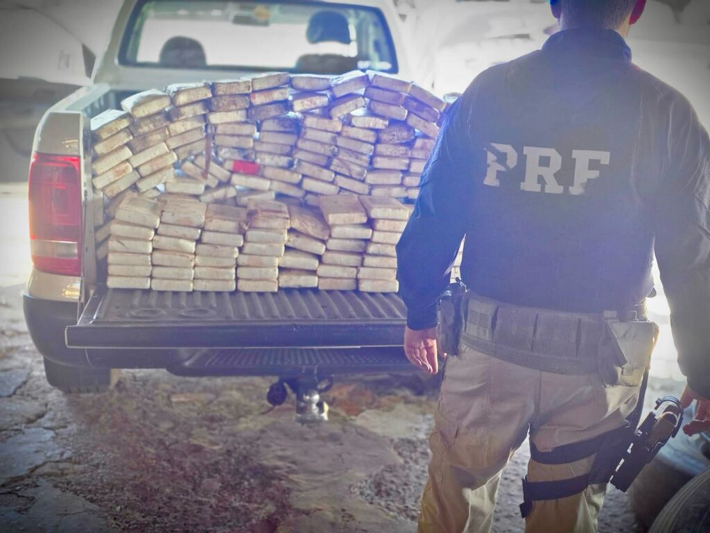 título imagem PRF prende quatro traficantes com mais de 200 quilos de cocaína e crack escondidos em rodas de caminhão em Cruz Alta