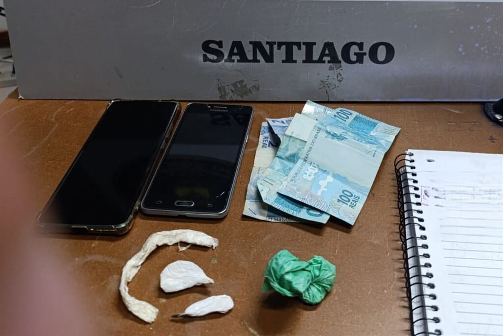 título imagem Mulher é presa por tráfico de drogas e homem é detido em Santiago