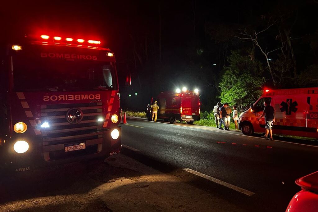  Duas pessoas ficam feridas após motocicleta sair da pista na RSC-287