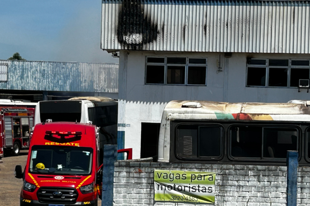 título imagem Incêndio atinge empresa de ônibus na RSC-287 em Santa Maria