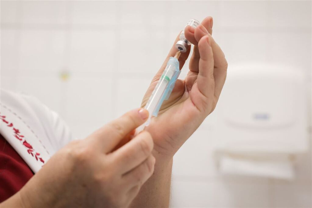 Governo anuncia vacina 100% nacional contra a dengue no SUS em 2026
