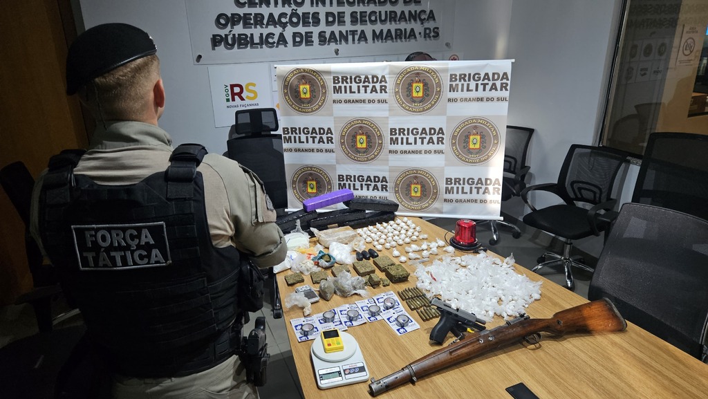 Mulher é presa com fuzil, pistola, drogas e moletons da Polícia Civil em Santa Maria