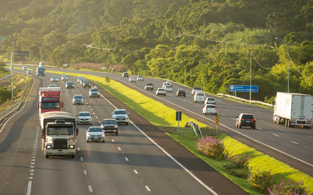 título imagem Mais de 118 mil veículos devem passar pela RSC-287 neste Carnaval; confira os melhores horários para viajar