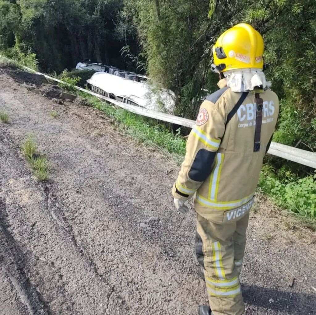 Caminhão tombado na BR-290 deverá ser removido nesta quinta-feira; trânsito terá bloqueio Caminhão tombado na BR-290 deverá ser removido nesta quinta-feira; trânsito terá bloqueio