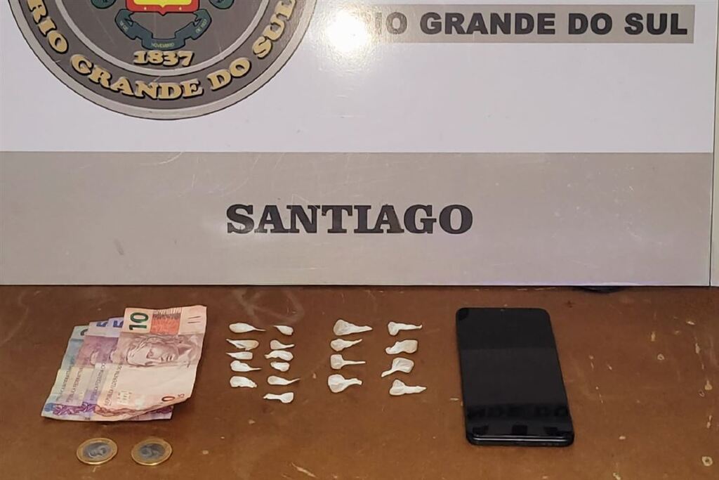 Jovem é presa por tráfico de drogas em Santiago