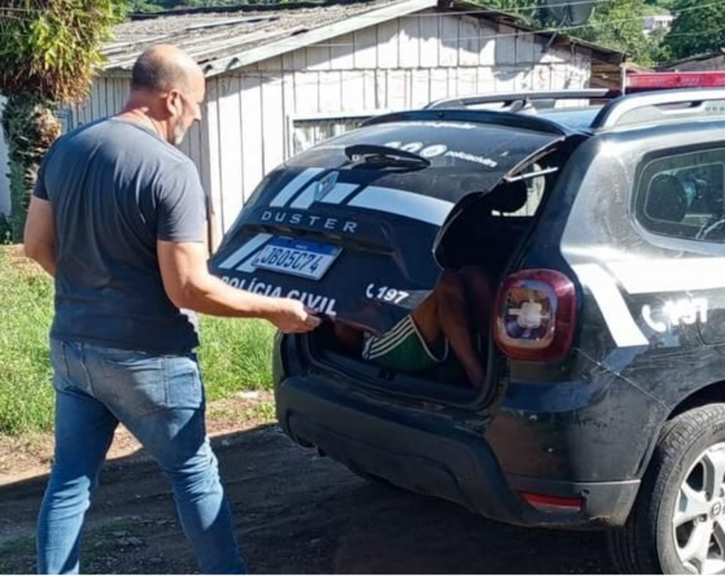 Delegacia de Homicídios prende dois suspeitos de carbonizar corpo de jovem em contêiner de lixo