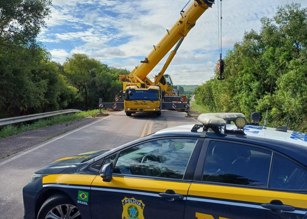 título imagem PRF retira caminhão-tanque tombado na BR-290; veículo passou cinco dias no local