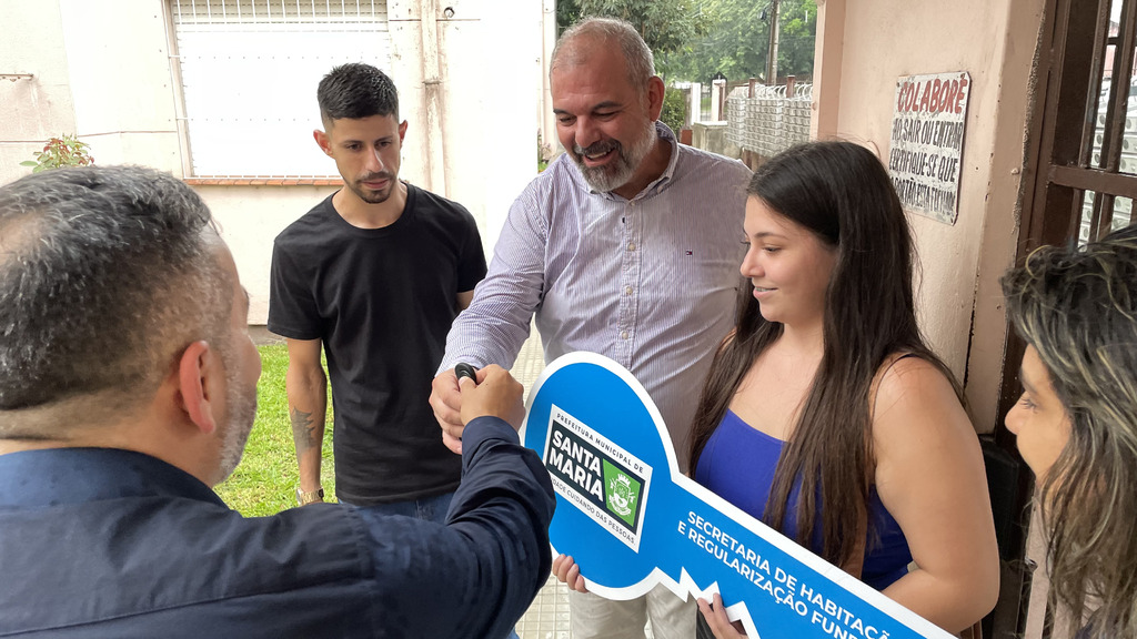 Foto Marcelo Oliveira, Divulgação - Kethlem Withória, uma das beneficiárias que receberam as chaves das casas.