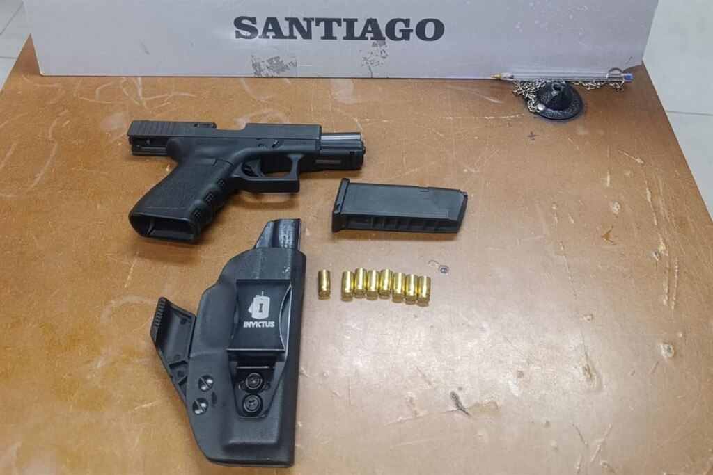 título imagem Homem é preso por disparos de arma após desacordo comercial em Santiago