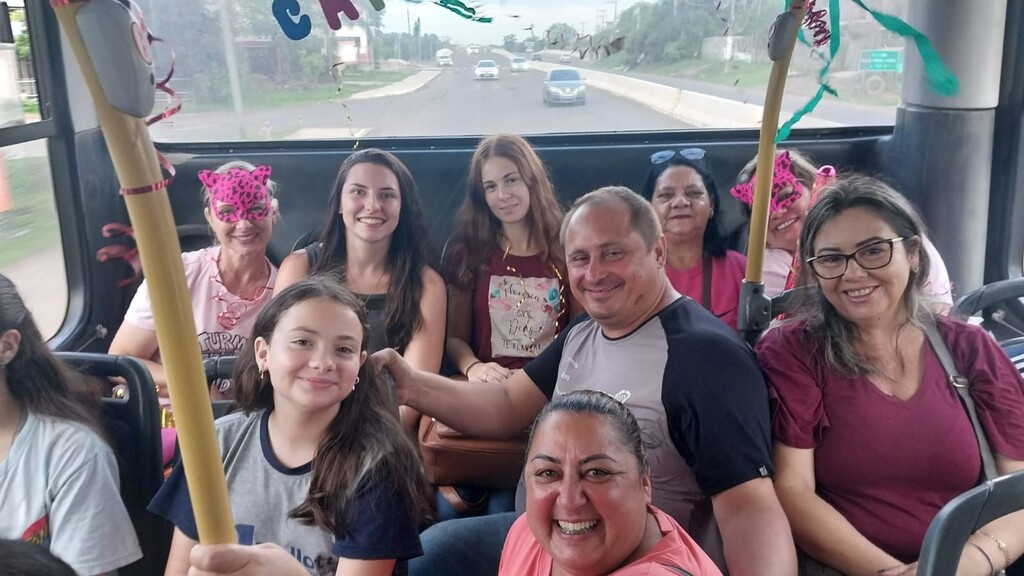 título imagem Em clima de Carnaval, Turma do Fundão organiza festa dentro de ônibus