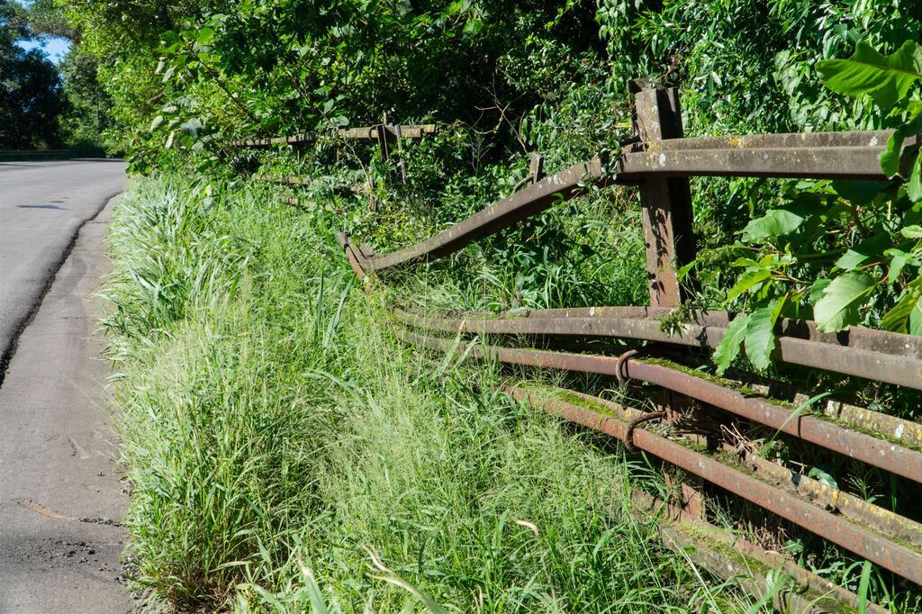 Foto: Beto Albert Diário) - Proteções de trilhos serão trocadas por novas.