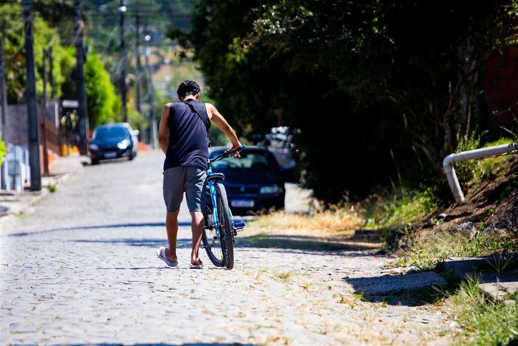 Com chegada de nova onda de calor, Secretaria Estadual da Saúde divulga orientações para a saúde dos trabalhadores Com chegada de nova onda de calor, Secretaria Estadual da Saúde divulga orientações para a saúde dos trabalhadores