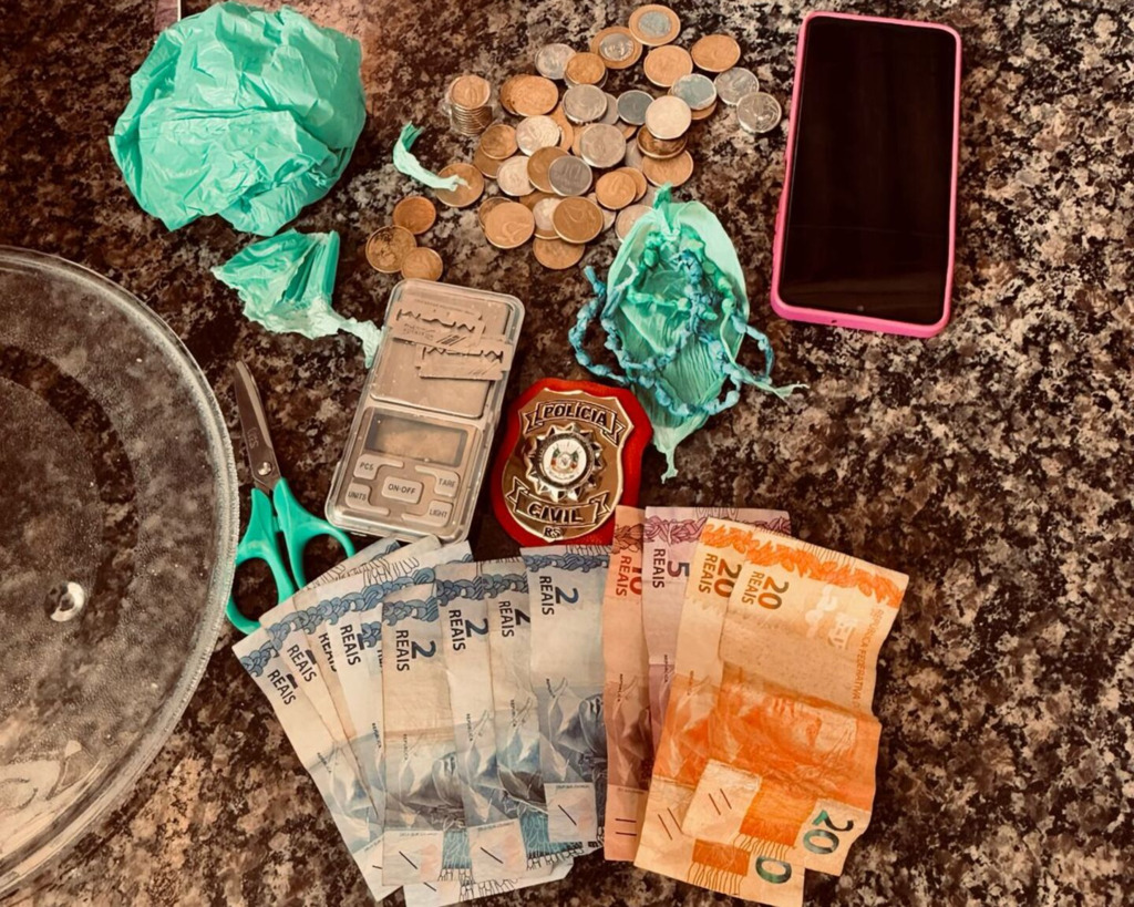 título imagem Jovem é detida com drogas e dinheiro; é a sétima prisão da Delegacia de Homicídios em dois dias em Santa Maria