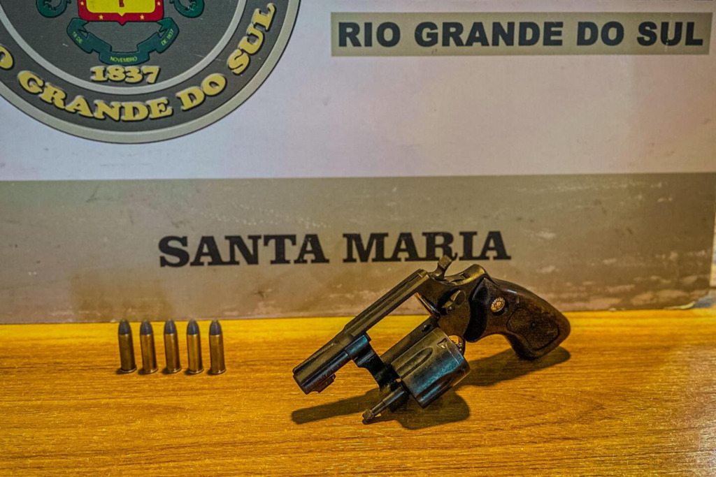 Jovem que estaria ameaçando moradores com arma é preso por porte ilegal em Santa Maria