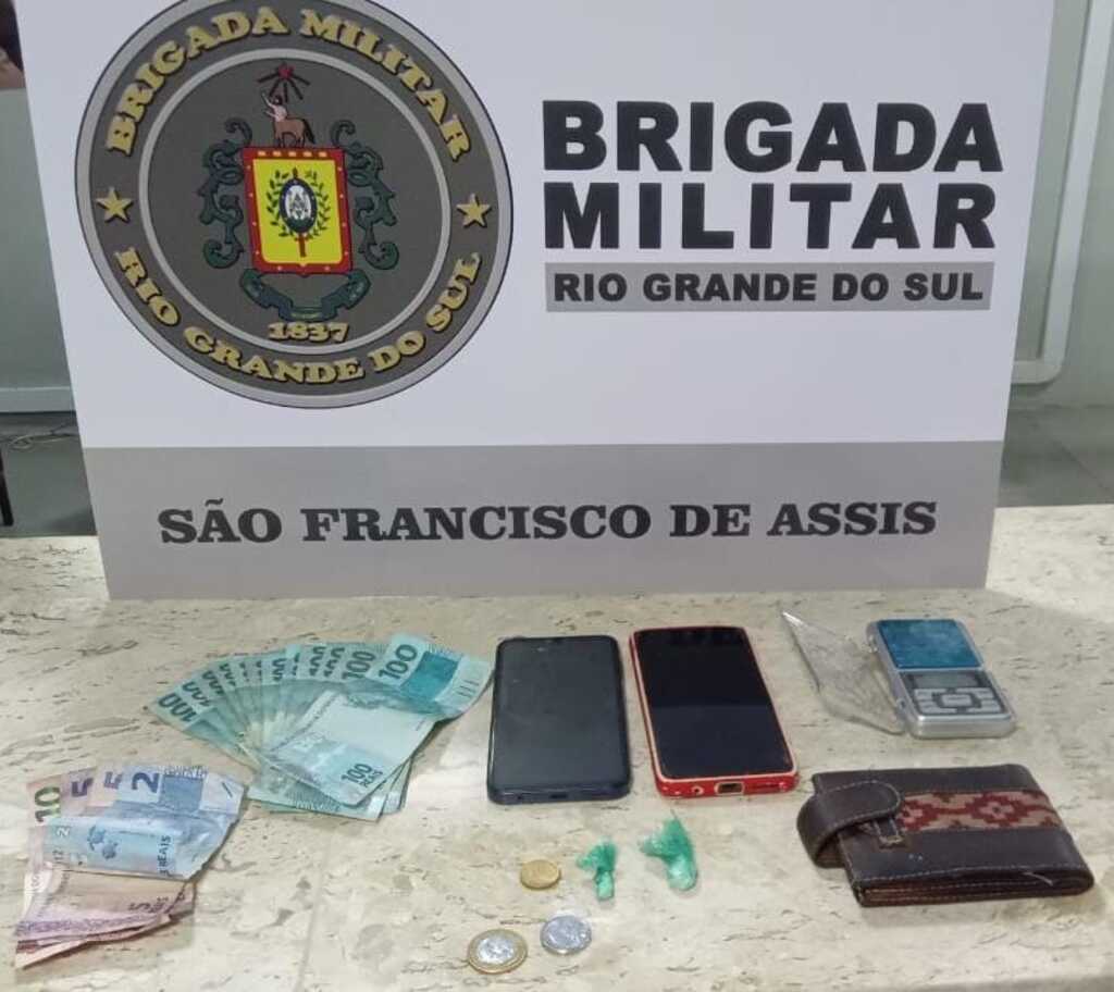 Dois celulares, mais de R$ 1 mil e balança de precisão: dupla é presa por tráfico de drogas em São Francisco de Assis
