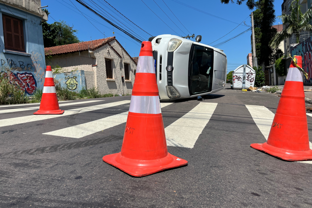 Colisão na tarde deste domingo causa capotamento no centro de Santa Maria