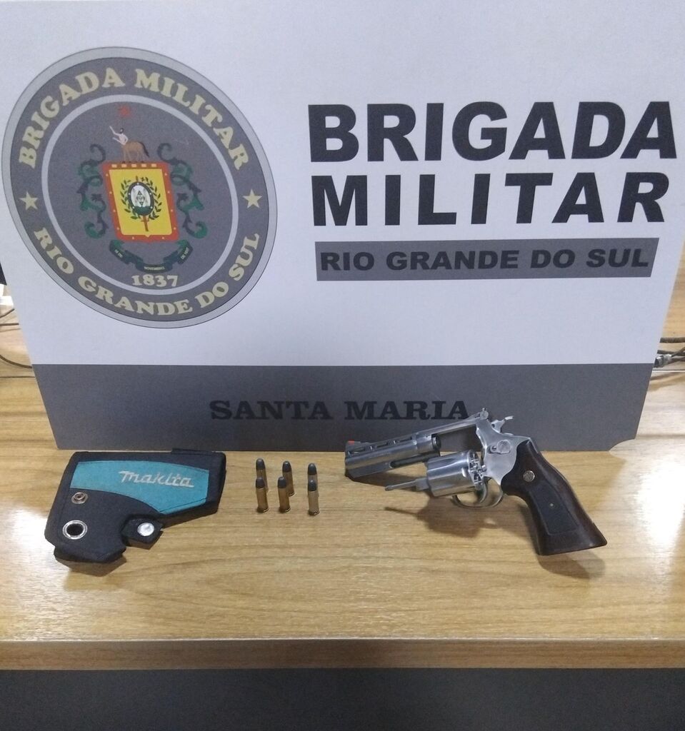título imagem Jovem é preso por posse ilegal de arma de fogo em Santa Maria; moradores alegam que suspeito ostentava fotos com revólver nas redes sociais
