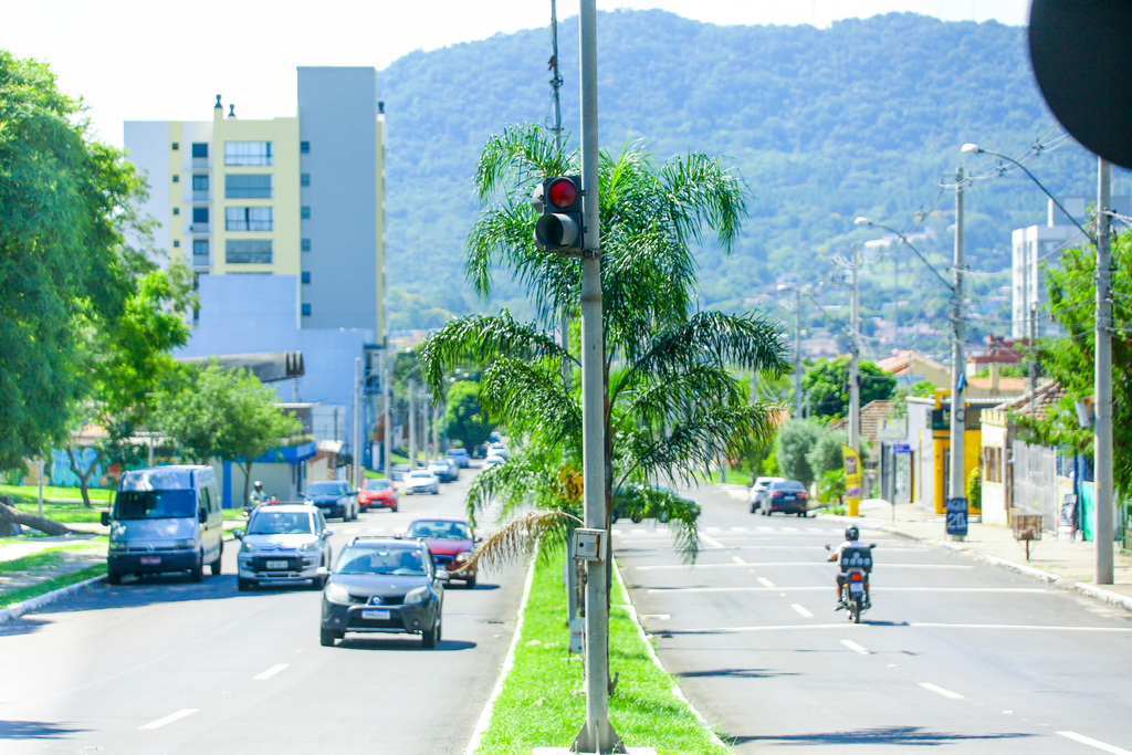 Foto: Beto Albert (Diário) - Na avenida palco do Carnaval, só resta o semáforo do desfile