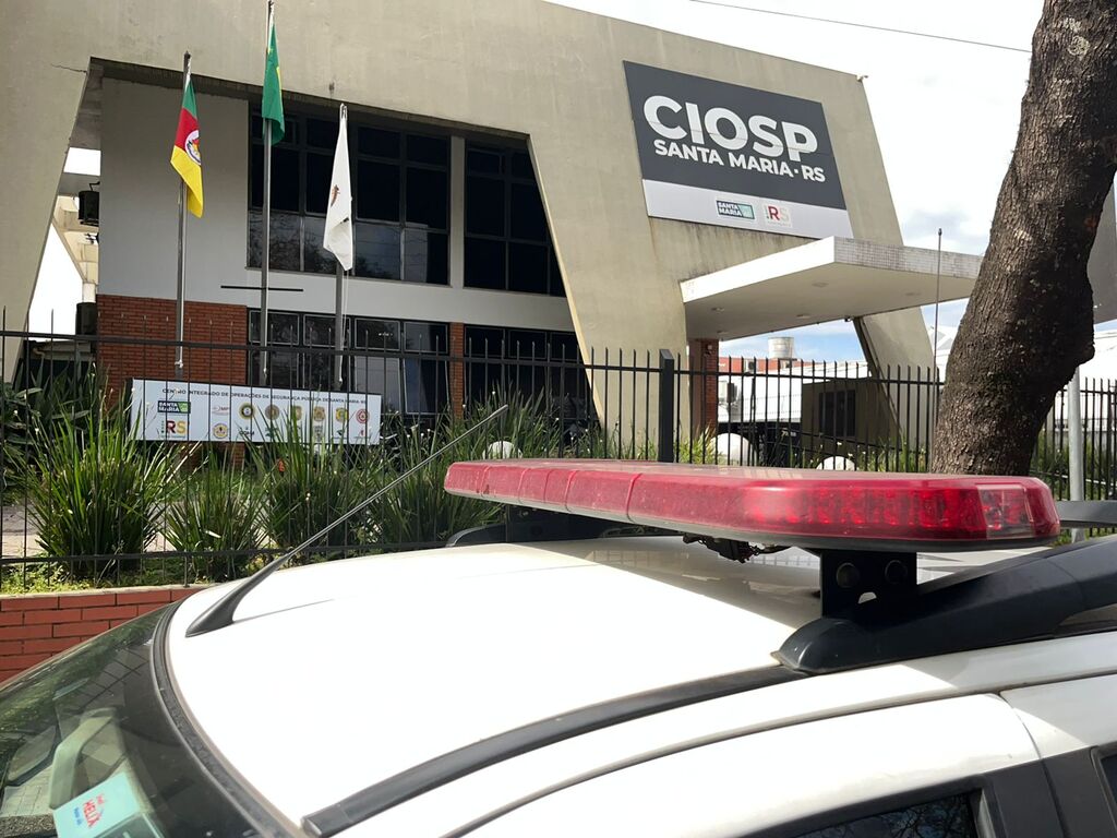 Jovem preso por agredir a companheira e o fllho foge de delegacia de Santa Maria ainda com algemas Jovem preso por agredir a companheira e o fllho foge de delegacia de Santa Maria ainda com algemas