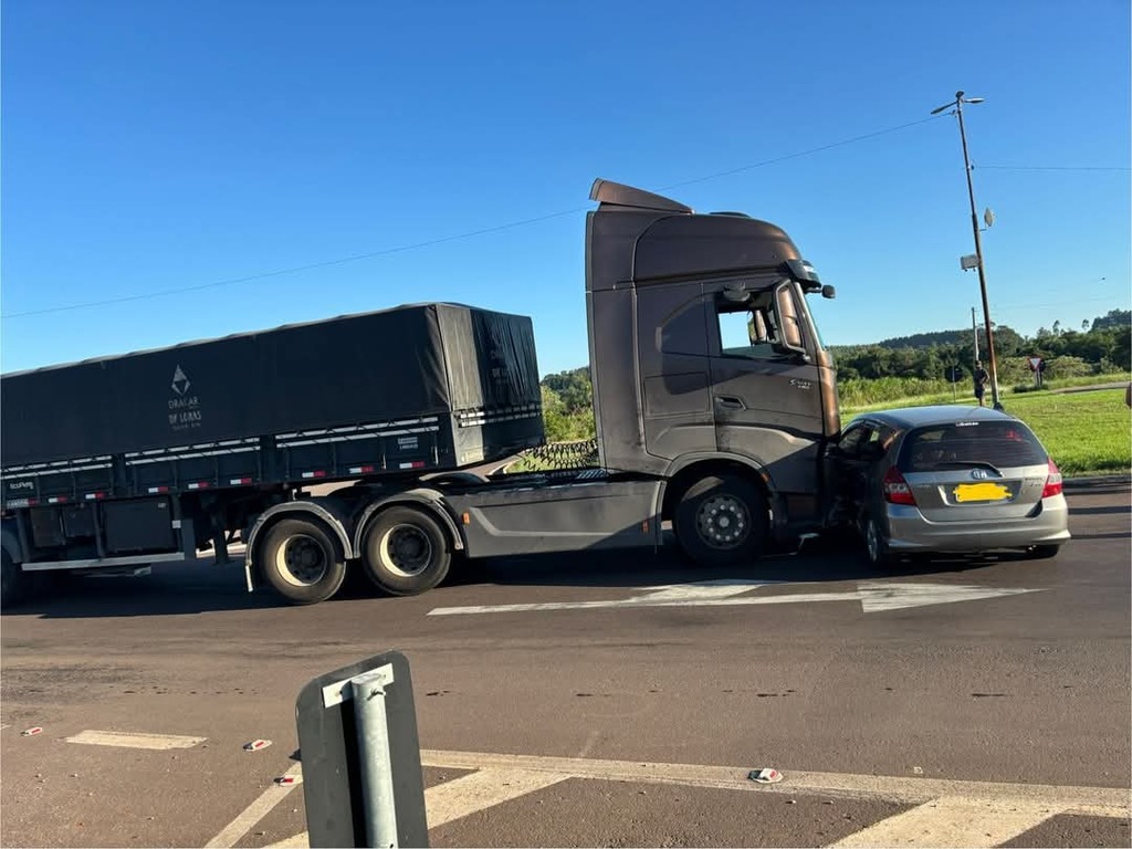 Carreta atinge carro no trevo de acesso a Restinga Sêca da RSC-287