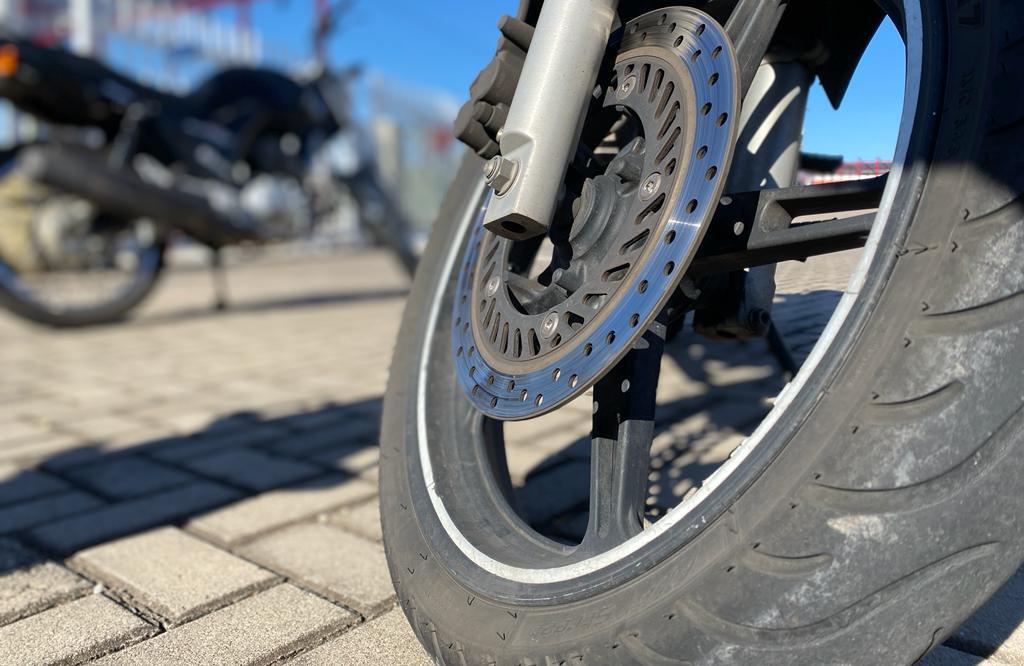  Moto é furtada em estacionamento de supermercado e substituída por outra de mesmo modelo em Santa Maria