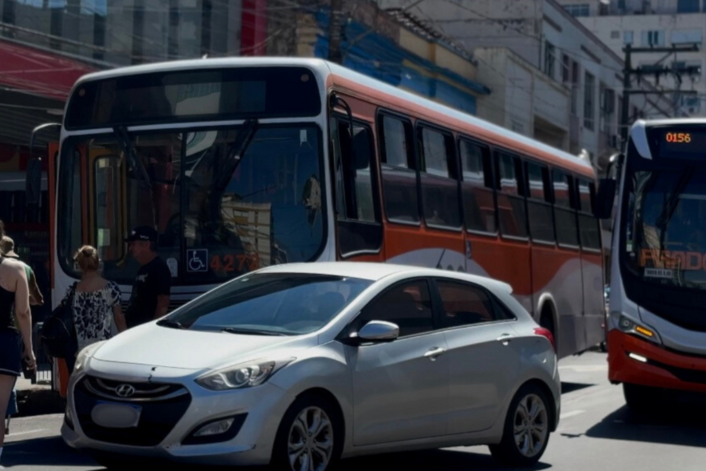 Acidente envolvendo ônibus de transporte coletivo causa transtornos no centro de Santa Maria Acidente envolvendo ônibus de transporte coletivo causa transtornos no centro de Santa Maria