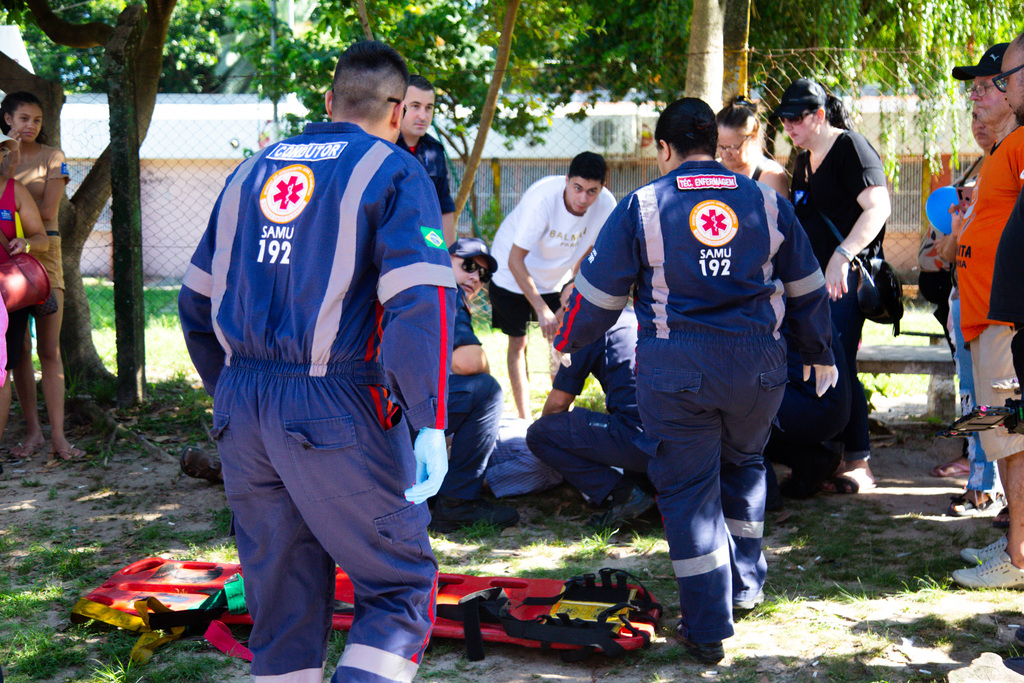 Homem passa mal durante protesto na manhã desta quinta-feira; Samu e bombeiros estiveram no local Homem passa mal durante protesto na manhã desta quinta-feira; Samu e bombeiros estiveram no local