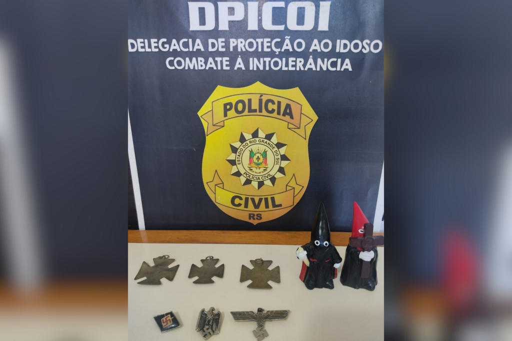 Foto: Polícia Civil (Divulgação) - Objetos encontrados em propriedades do suspeito incluem símbolos nazistas e do grupo extremista Ku Klux Klan