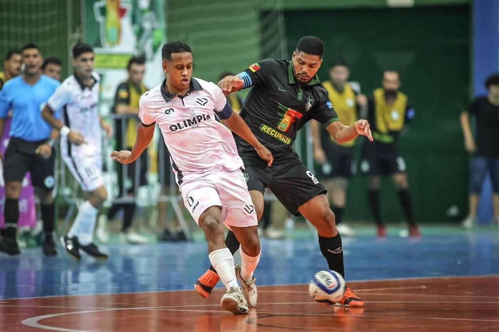 Foto: Gabriel Haesbaert (Minha Foto Em Jogo) - No jogo de ida da final, na quarta-feira à noite, no Centro Desportivo Municipal (CDM), equipe de São Vicente do Sul (uniforme escuro) bateu santa-marienses por 4 a 2