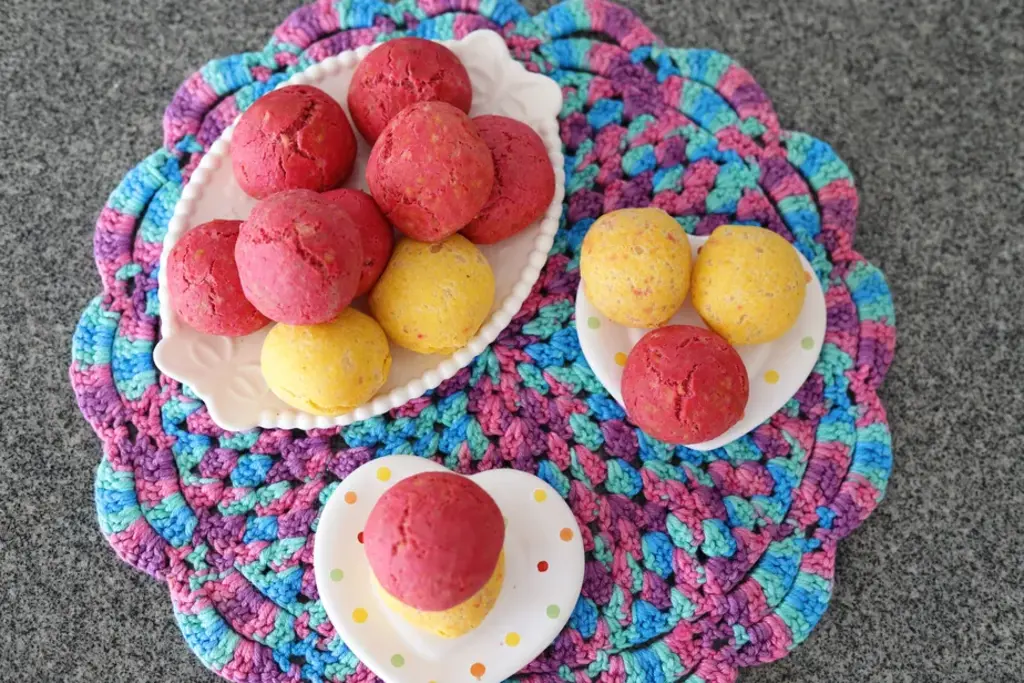 Saiba como fazer pãozinho de queijo colorido neste final de semana