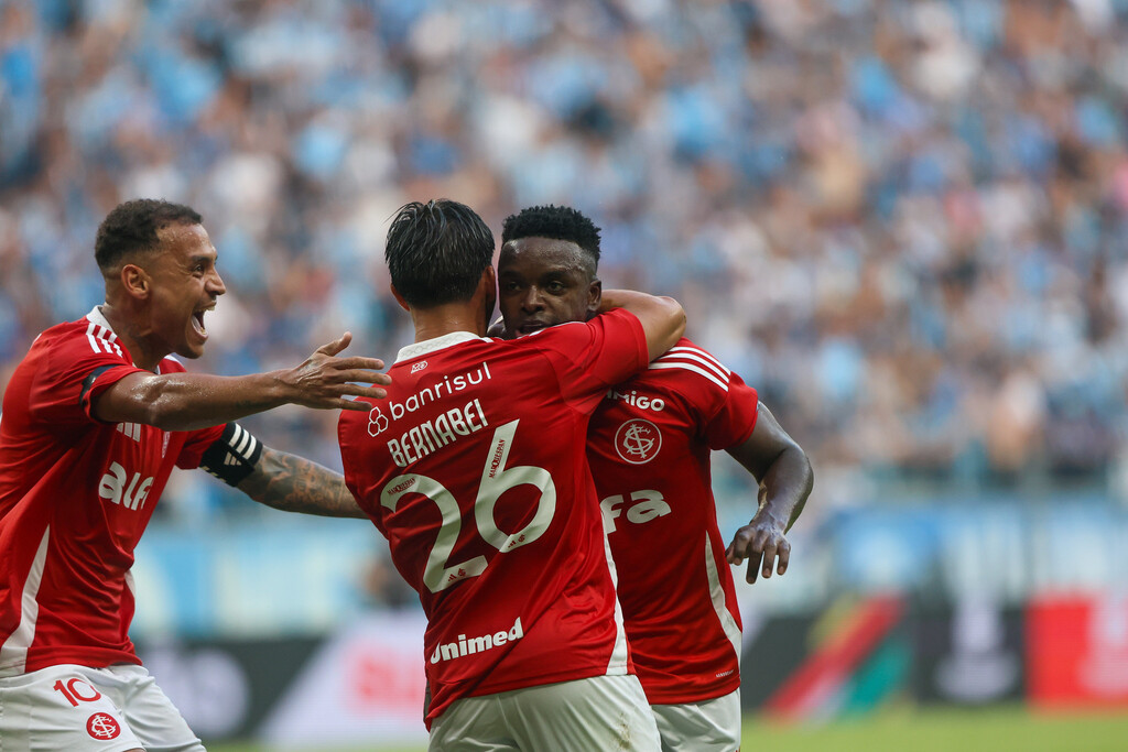 Inter derrota o Grêmio na Arena e leva vantagem na final do Gauchão para o Beira-Rio Inter derrota o Grêmio na Arena e leva vantagem na final do Gauchão para o Beira-Rio