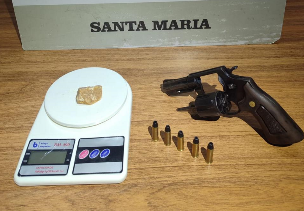 título imagem Jovem é preso por tráfico de drogas e porte ilegal de arma em Santa Maria