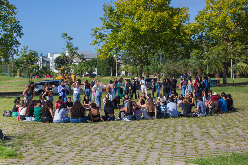  - Grupo fez suas dinâmicas no largo do Planetário.