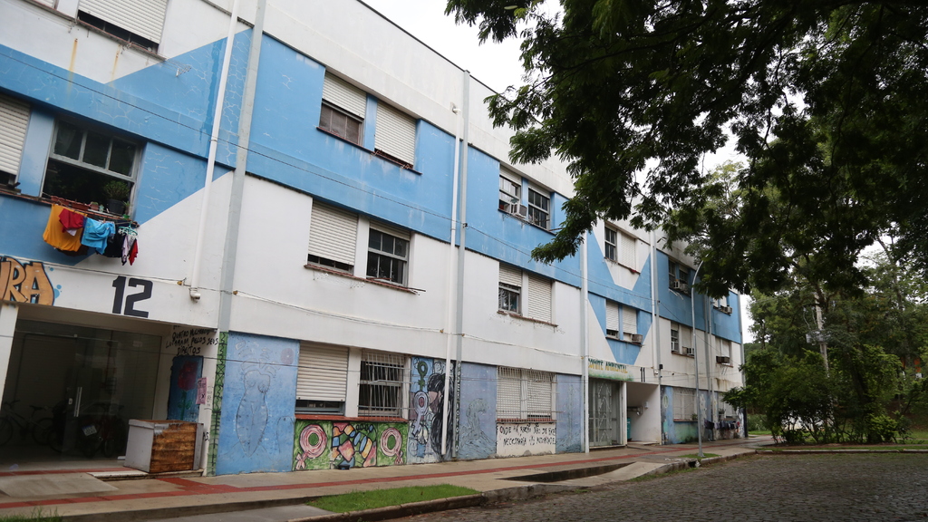 título imagem Aluna da UFSM alega agressão policial durante ocorrência na Casa do Estudante; confira o que disseram as instituições