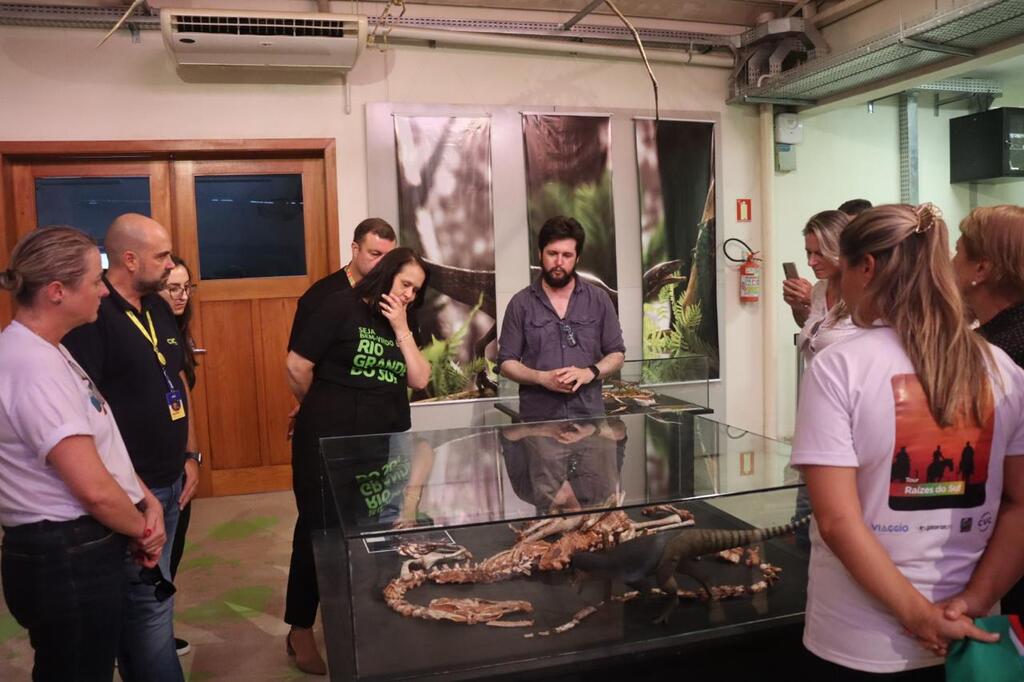 Fotos Thais Immig - No Cappa, diretores da CVC, da Secretaria Estadual do Turismo e turistas conheceram os fósseis dos dinos mais antigos do mundo.