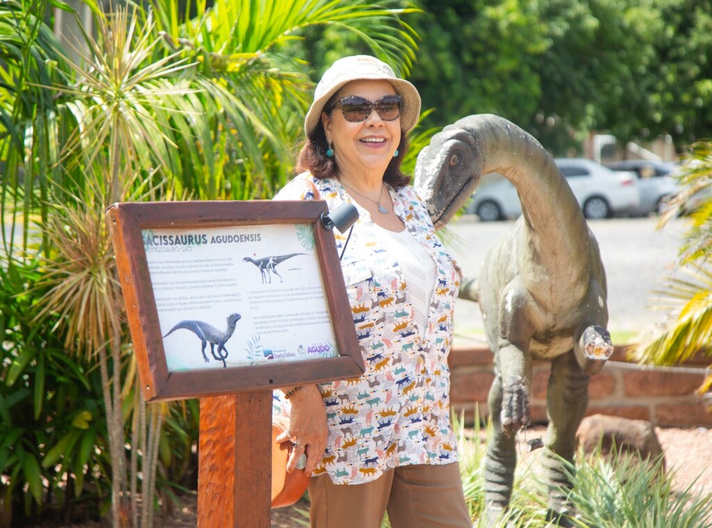 Galeria de imagens: Turista Maria Luiza Porto, 70 anos, veio de Porto Alegre e ficou maravilhada com a Quarta Colônia. Na foto, conhecendo a praça de Agudo, com réplicas dos dinos mais antigos do mundo