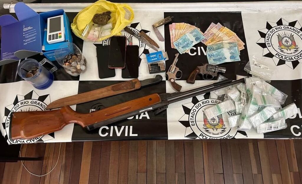 Mãe e filho são detidos em São Gabriel por tráfico de drogas e porte de armas