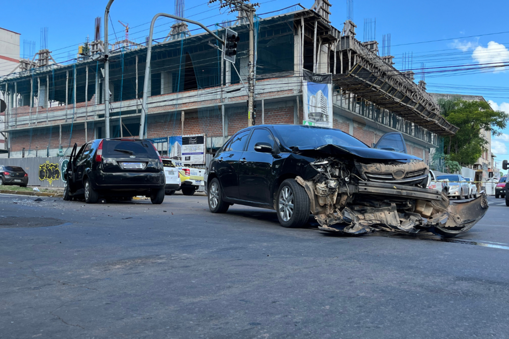 título imagem VÍDEO: motorista se envolve em acidente, recusa bafômetro e depois compra lata de cerveja em Santa Maria