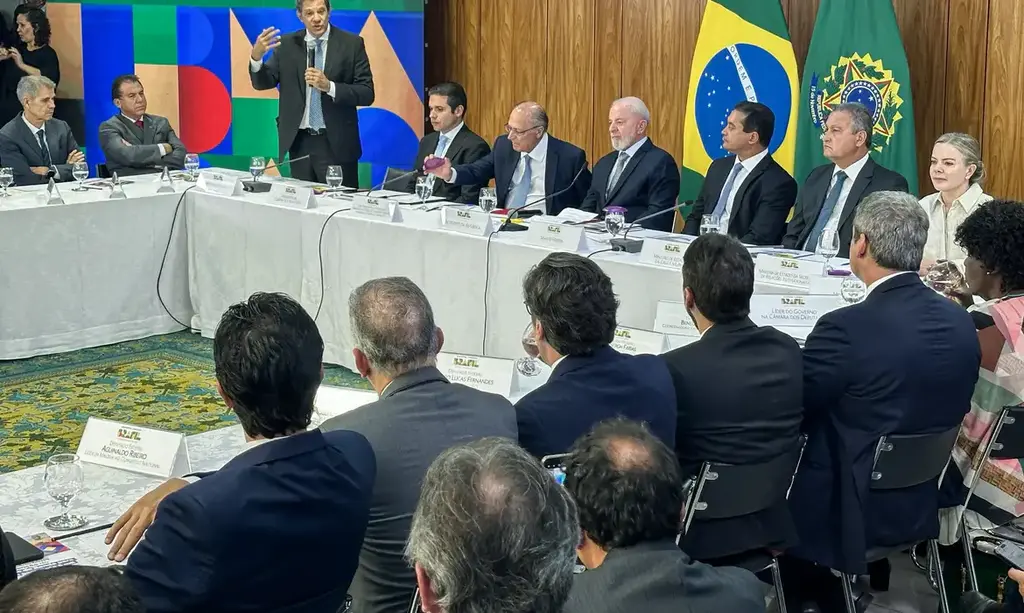 título imagem Lula entrega projeto de isenção de IR para quem ganha até R$ 5 mil